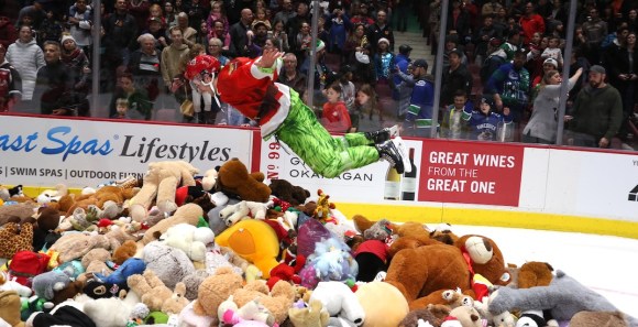 vancouver-giants-teddy-bear-toss